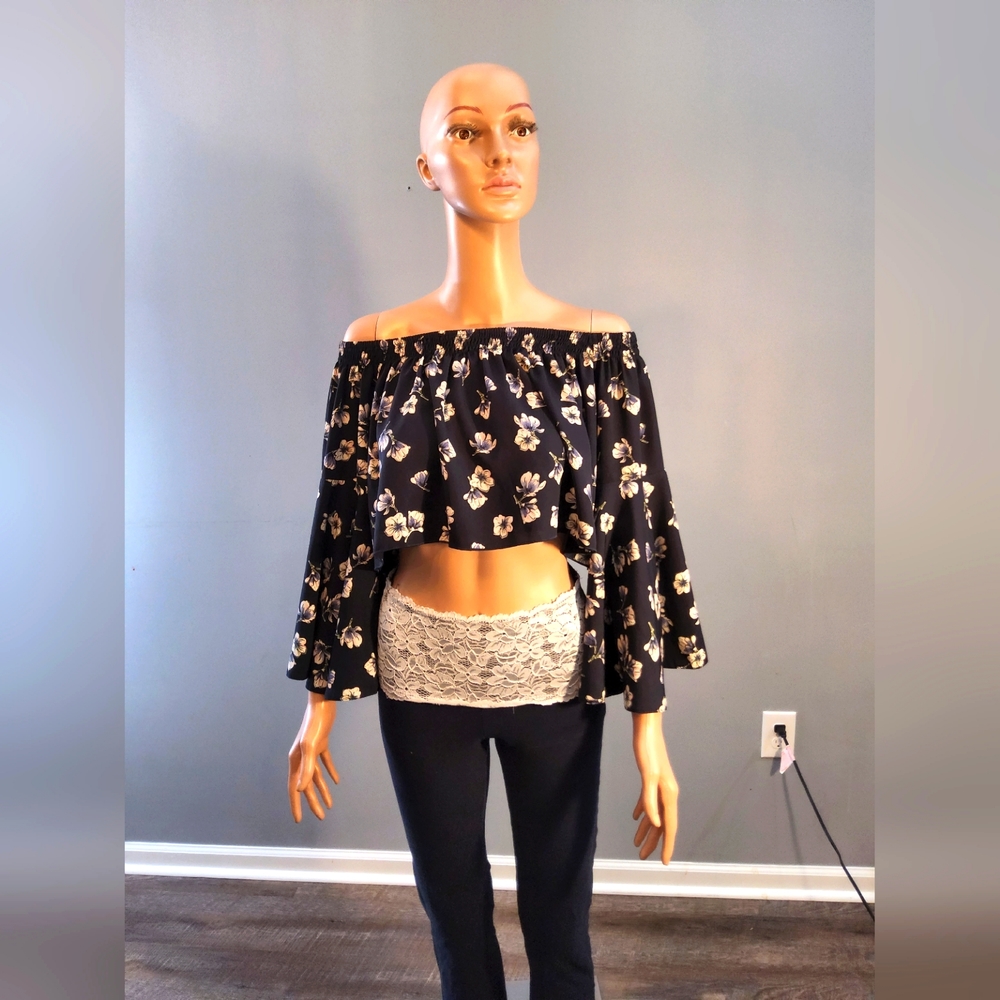 LOVE xs blouse/crop top very stretchy